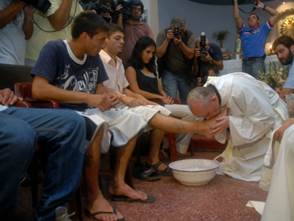 Papa-Francisco-lava-pes